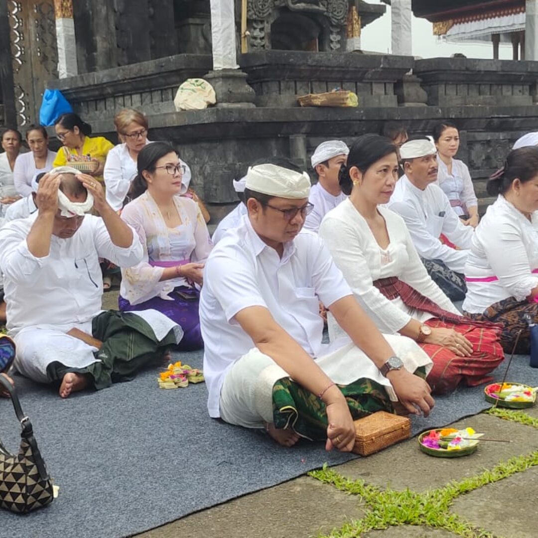 Plt. Kadiskominfo Mengikuti Rangkaian Karya IBTK di Pura Agung Besakih